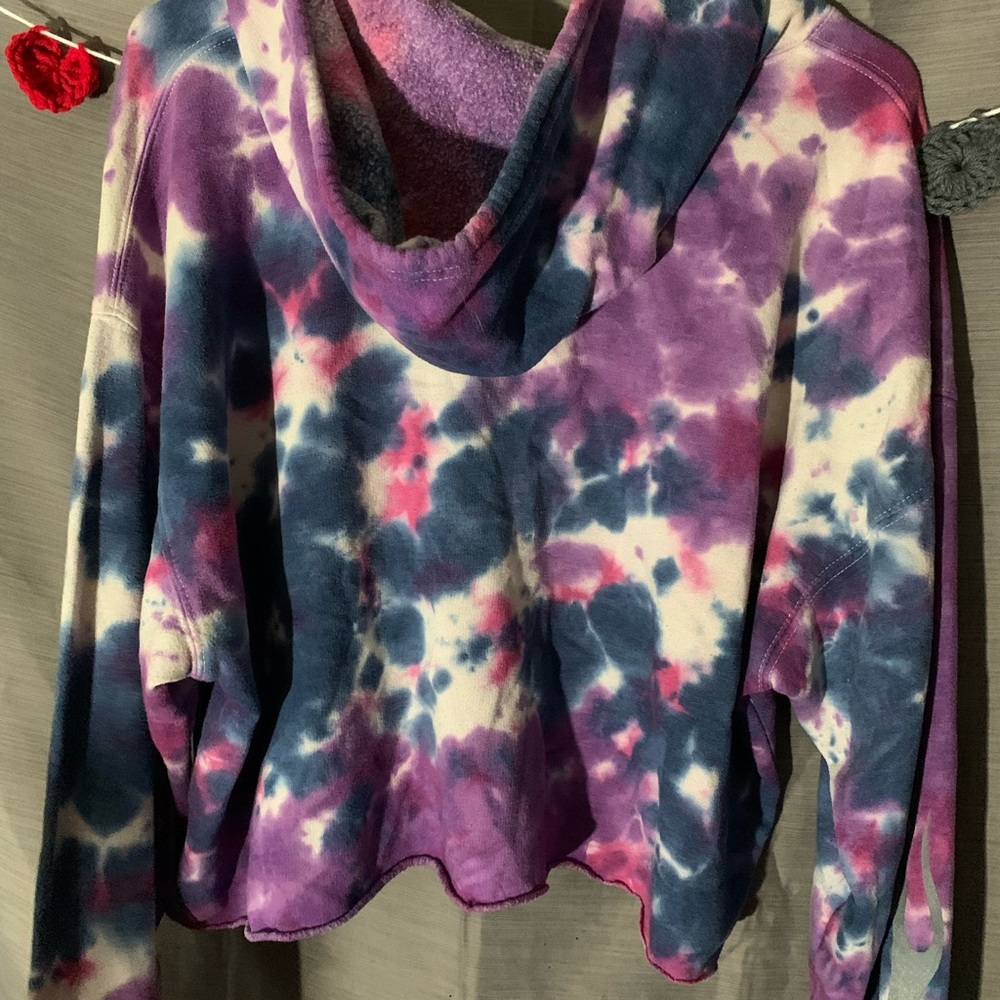 Kiss Tie-Dye Cropped Hoodie - Picture 2 of 2